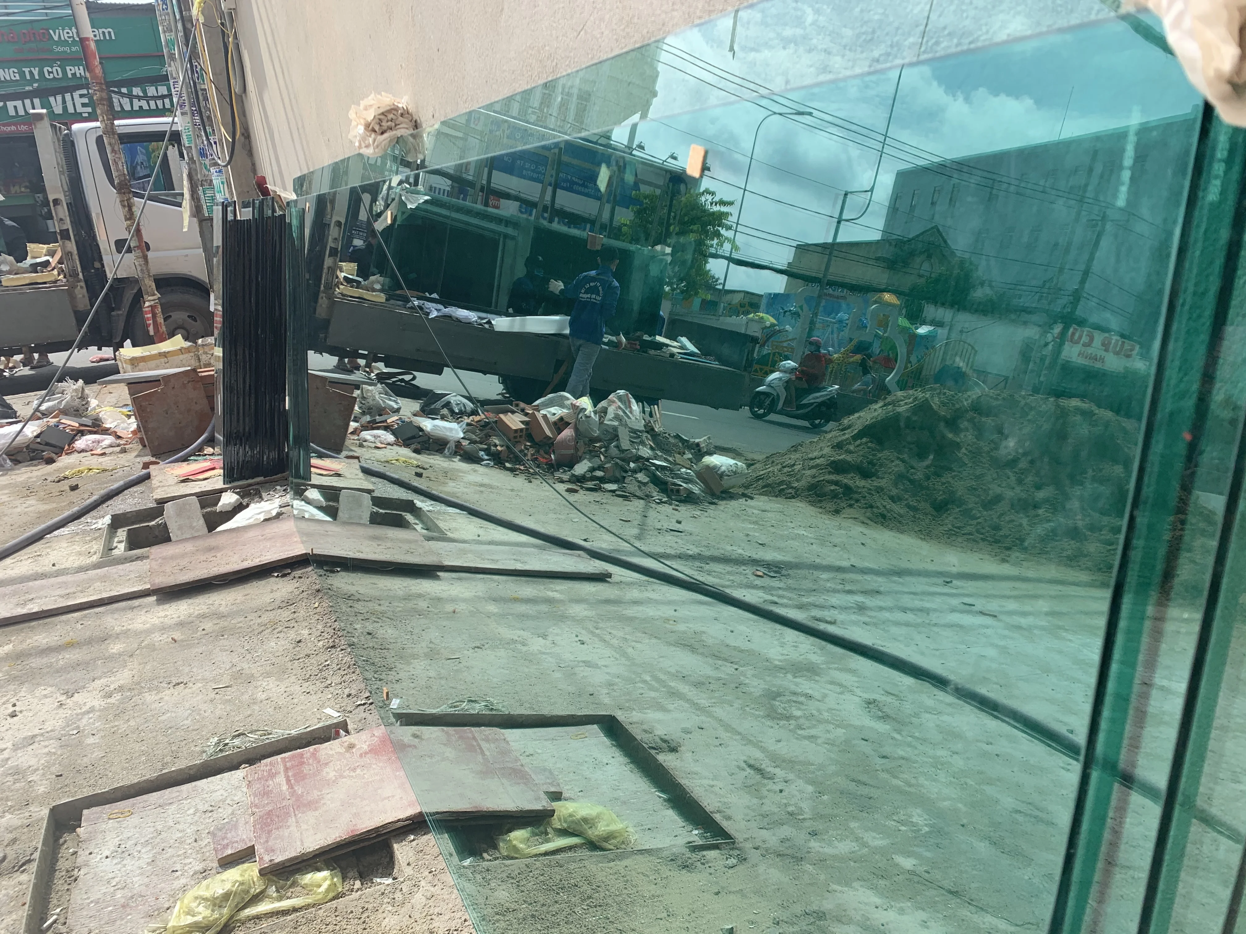 Hướng dẫn cách cắt kính cường lực an toàn và đúng kích thước vach kinh mat dung18
